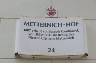 Wohnung kaufen in Theresiengasse, 2500 Baden, Wohnen im historischen Metternich-Hof mit begrünten Innenhof - Dachgeschoß mit Galerie und Garagenplatz
