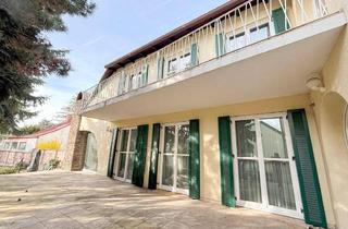 Einfamilienhaus kaufen in 2700 Wiener Neustadt, [06525] Luxus trifft Wohnkomfort: Ihr Stadthaus mit Pool, Sauna & antikem Flair!