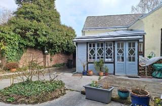 Grundstück zu kaufen in Kaserngasse, 1230 Wien, Rarität! Grundstück mit stark sanierungsbedürftigem Gebäude und charakteristischer Straßenfassade