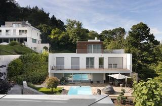 Villen zu kaufen in 2371 Hinterbrühl, Exklusive Villa mit einem eigenen Hauslift | Pool und Blick auf die Grünfläche