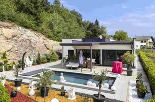 Einfamilienhaus kaufen in 9020 Klagenfurt, Design trifft Weitblick: Moderner Bungalow mit Pool in Stadtrandlage