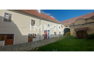 Haus kaufen in Kornplatz, 3550 Langenlois, WOHN-UND GESCHÄFTSHAUS AUS DEM 16. JAHRHUNDERT IM HERZEN VON LANGENLOIS 100 m Kellerröhre, Nebengebäude, Innenhof, Geschäftslokale, usw.