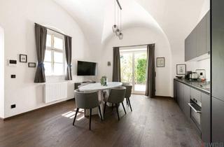 Wohnung mieten in 1190 Wien, 115,42 m² Design-Altbau mit Gewölben & Eigengarten-Terrasse sowie Poolnutzung – elegante Wohnküche, XL-Regendusche