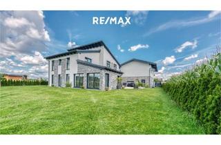 Villen zu kaufen in Einfamilienhaus Samt Nebengebäude, 4844 Regau, Großzügige Villa + Nebengebäude in Regau