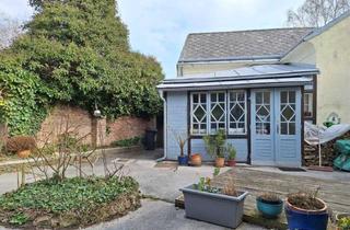 Grundstück zu kaufen in Kaserngasse, 1230 Wien, Rarität! Grundstück mit stark sanierungsbedürftigem Gebäude und charakteristischer Straßenfassade