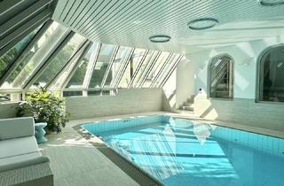 Villen zu kaufen in 1230 Wien, Riesige Familienvilla mit Poolhalle, uneinsichtigem Garten und großer Garage