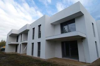 Wohnung kaufen in 2460 Bruck an der Leitha, NIEDRIGENERGIE SÜDBALKON MIT GRÜNBLICK BEREITS BELAGSFERTIG