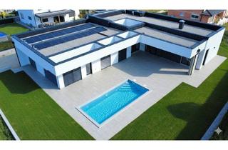 Haus kaufen in 4751 Schatzdorf, ***OPEN HOUSE Freitag, 21. November von 11 - 14 Uhr*** Exklusiver Wohntraum – Neubau-Bungalow mit Pool & Doppelgarage - Erstbezug