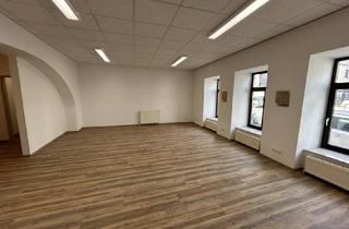 Gewerbeimmobilie kaufen in 2136 Laa an der Thaya, Repräsentatives Geschäftslokal am Hauptplatz von Laa an der Thaya – hell, großzügig & vielseitig nutzbar