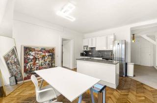 Wohnung kaufen in 1180 Wien, Charakterstarkes Wohnen in Währing: Dachterrassen-Traum mit Altbau-Seele und viel Potenzial.