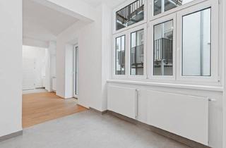 Wohnung kaufen in Währinger Straße 168/32, 1180 Wien, Küche mit schöner Fensterfront und Balkon in den ruhigen Innenhof, hell und freundlich!