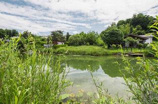 Grundstück zu kaufen in 5201 Seekirchen am Wallersee, Naturlage an der Fischach: Baugrundstück mit bewilligtem Öko-Haus