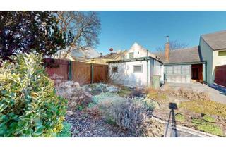 Haus kaufen in 1220 Wien, Althaus und Garten mit Perspektive