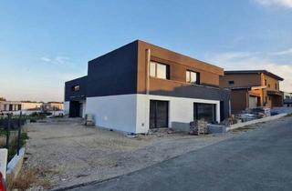 Doppelhaushälfte kaufen in Wiesham 74 A/B, 4624 Pennewang, Pennewang (Bezirk Wels-Land): Moderne, Belagsfertige Doppelhaushälfte in Ruhiger Lage