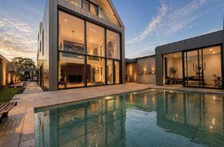 Villen zu kaufen in Himberger Straße, 2320 Schwechat, Architektur. Privatsphäre. Perfektion. Luxuriöse Architekten-Villa mit einzigartigem Magic Pool und Premium-Ausstattung!