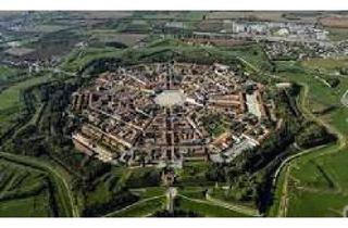 Garagen kaufen in 9640 Mauthen, Gebäude aus dem 18. Jahrhundert mit Blick auf die Piazza Grande un Palmanova (Friuli)