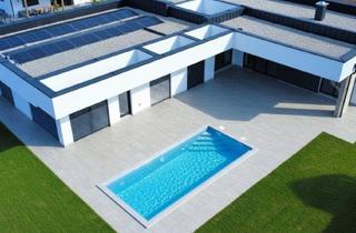 Haus kaufen in Riedau-Neumarkt, 4751 Dorf, Exklusiver Wohntraum - Neubau-Bungalow mit Pool & Doppelgarage - Erstbezug