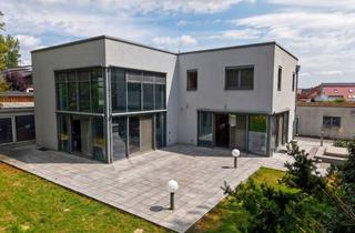 Villen zu kaufen in 4501 Neuhofen an der Krems, Exklusive Architektenvilla mit Bürogebäude & parkähnlichem Anwesen