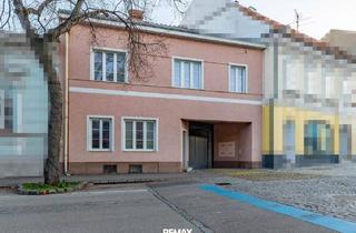 Haus kaufen in 2020 Hollabrunn, Stadthaus direkt am Hollabrunner Hauptplatz mit 2 Garagen - ideal zum Wohnen & für gewerbliche Nutzungen!