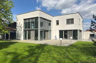 Villen zu kaufen in 4501 Neuhofen an der Krems, Kubische Architektenvilla mit Bürotrakt & Parkähnlichem Grundstück