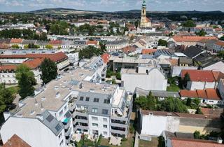 Wohnung kaufen in 2000 Stockerau, Privatsphäre in Zentrumslage | lichtdurchflutetes Dachgeschoss | 37m² Terrasse mit herrlichem Weitblick über die Donau und ins Weinviertel | Heizen & Kühlen mit eigener Luftwärmepumpe | 2 Tiefgaragenplätze