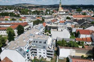 Wohnung kaufen in 2000 Stockerau, Privatsphäre in Zentrumslage | lichtdurchflutetes Dachgeschoss | 37m² Terrasse mit herrlichem Weitblick über die Donau und ins Weinviertel | Heizen & Kühlen mit eigener Luftwärmepumpe | 2 Tiefgaragenplätze