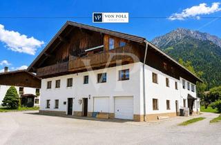 Bauernhäuser zu kaufen in 6611 Heiterwang, Traditionelles dreigeteiltes Tiroler Bauernhaus – Hausteil mit zwei Wohnungen