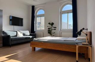 Wohnung kaufen in Veronikagasse 25, 1160 Wien, Yppenplatz: saniertes Altbau-Kleinod mit Rundbogenfenster & Dächerblick