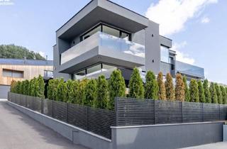 Haus kaufen in Pferdesportzentrum Breitenfurt, 2384 Breitenfurt bei Wien, Ein Haus, das den Blick nach Außen Richtet.