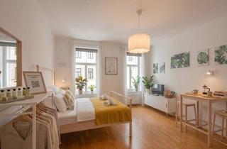 Wohnung kaufen in 1150 Wien, Neu Möblierte 1-Zimmer-Altbauwohnung mit 30 m², Lift und Einbauküche Nahe U-Bahn